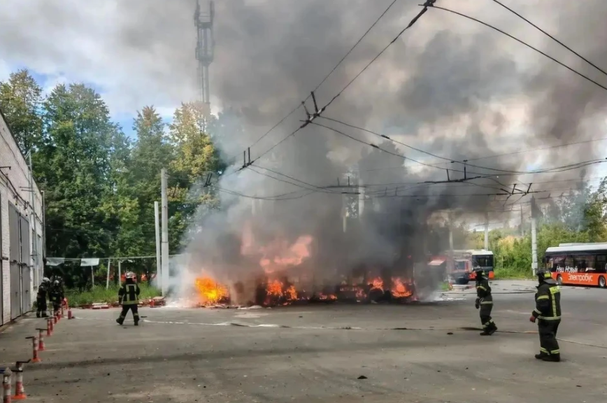 Электробус сгорел дотла в депо Нижнего Новгорода.Фото: ГУ МЧС по Нижегородской области.